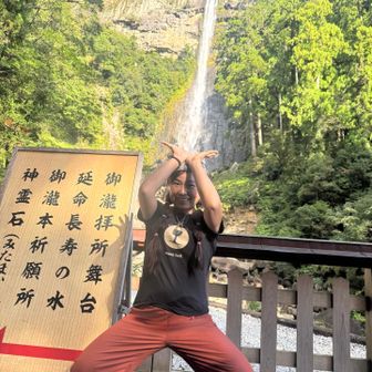カッパの皿に水ためる

さちびーらしいのはこっち
トップ画これにしたかったんやけど
足長で撮ってもらったから　神倉神社のやつにした