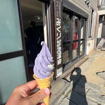 室堂への途中、みくりが池でソフトクリーム