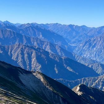 北アルプスの名だたる山が見える
真ん中に、黒部湖も小さく見えてる
贅沢すぎる景色🤩