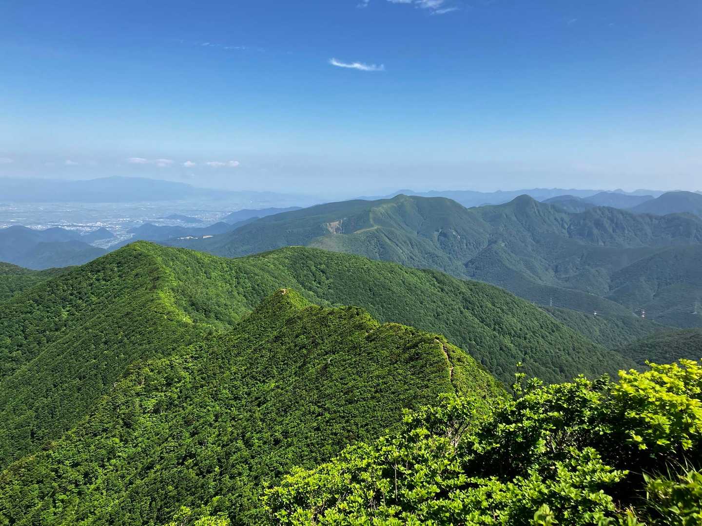 今日歩いた稜線。奥は先週あるいた仙台神室、山形神室。　稜線つながったー^_^