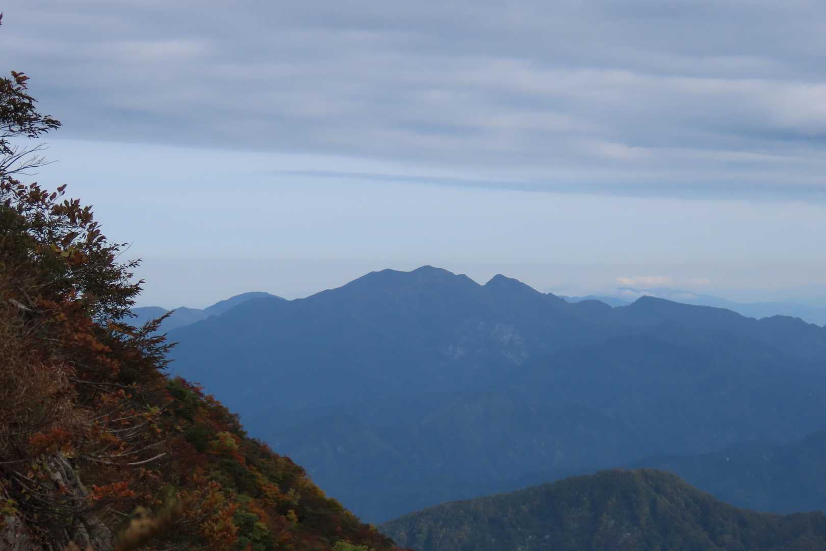 粟ヶ岳。一本岳への切れ込みを横から見ているようだ。