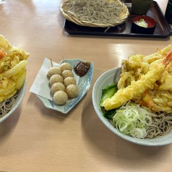 勝てたみたい👍

一口食べてみて「美味しい❗️」って言っていただけたからね
感謝祭のキャンペーンのLINE登録特典のそば団子もゲットして、いつもの天ぷらそばをいただく

安定の美味しさ
かき揚げ天ぷらが熱々で美味‼️
で、お腹いっぱいでそば団子が食べられない🥲

※持って帰りました🍡