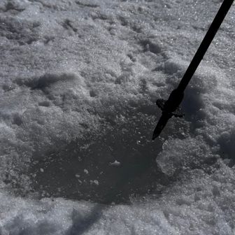 氷の上に積もっている雪を掘って
ストックでツンツンしてみる🤣
全然びくともしない。
いや、ヒビ入ったら怖いけど笑