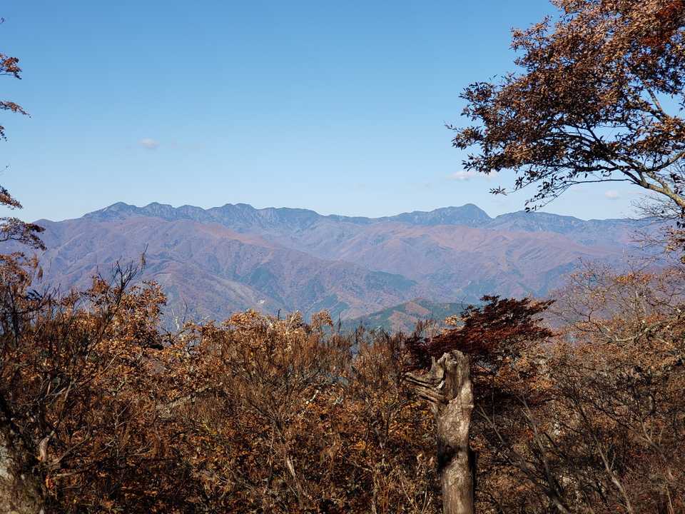左側は、袈裟丸山連峰
右側に、皇海山と庚申山