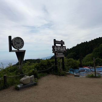 実はここは本当の山頂ではない、というのは有名な話でしょうか