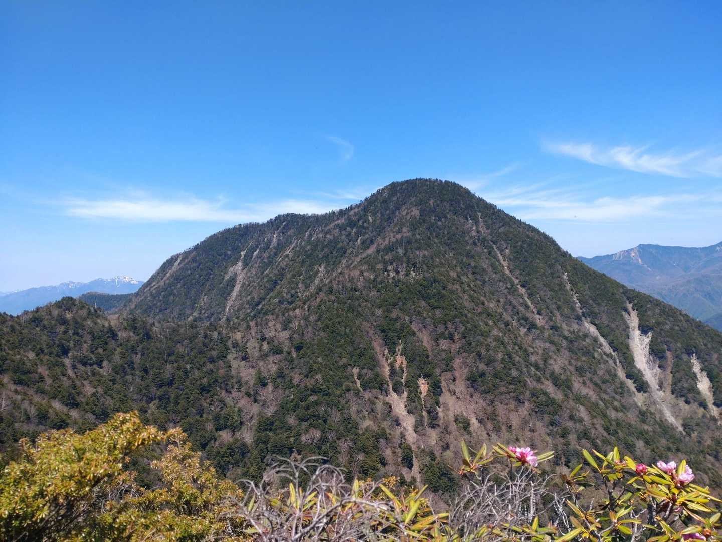 皇海山！！
皇海山見たら元気出てきた💪
去年だったら、まだあんなに遠い💦
て思ってるだろう😂