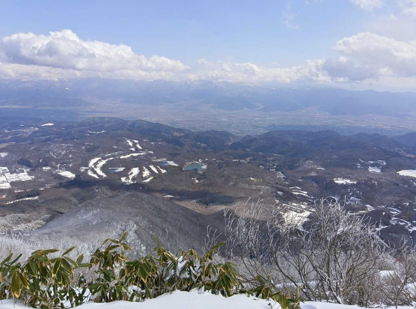 神仏習合の神・飯縄大権現を祀り、十三仏の石仏が見守る修験と信仰の山の写真