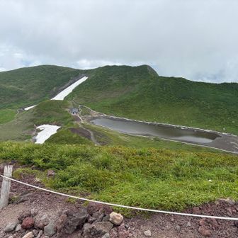 山頂から阿弥陀池
