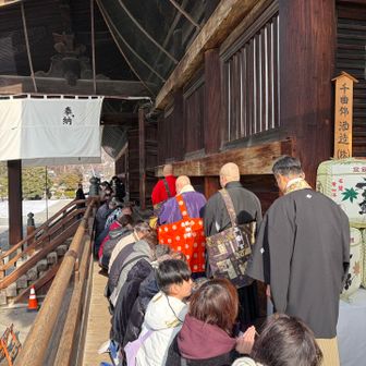 大勧進の貫主法要の行き帰りに参拝者の頭を数珠で撫でて功徳を授ける儀式を見る事ができた！