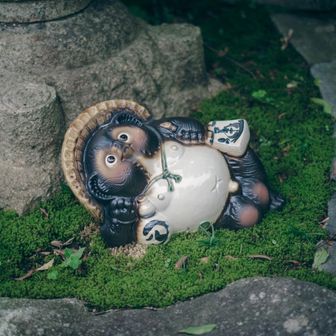 涅槃狸。
Ｅな〜、最近信楽焼狸ほしかったんよね〜。