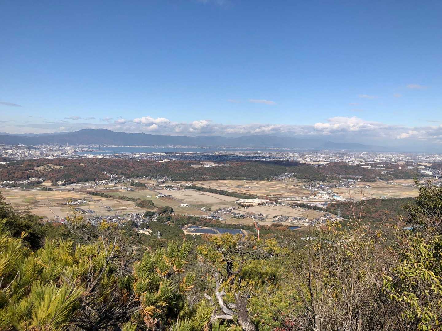 山頂からの眺望。美しい琵琶湖のブルー。
