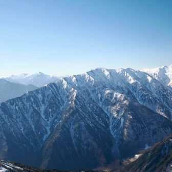 遠くにはっきり見える槍ヶ岳