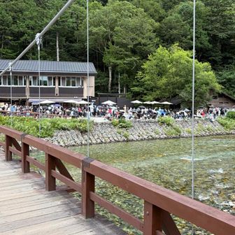 人わっさー
バスの待ち列が夕方は河童橋まで伸びてるという情報があったので怖すぎたけど、時間がまだ早かったからかそんなに待たずに乗れてよかったー😄
そして予報通り今日も雨降ってきた
早め出発したのでなんとか間に合った