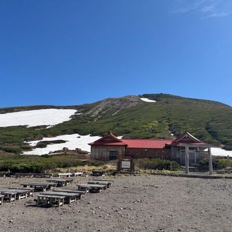 白山ブルー💙
御前峰が見える🏔️
神社でお詣り🙏霊峰白山登拝道を登って行く🚶‍♂️

※人で溢れてましたがAIでを消してます✨