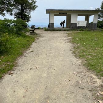 やっとの思いで枚岡山展望台へ