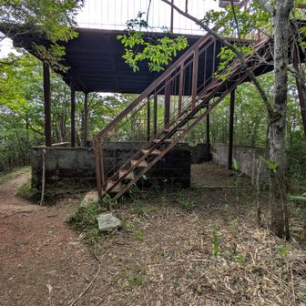 蛇峠山頂。櫓があり、登ると360°展望できるはずだが、木々が邪魔して見えにくい。恵那山山頂の櫓よりはマシ！