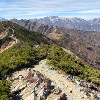 爺ヶ岳中峰より、南峰方面