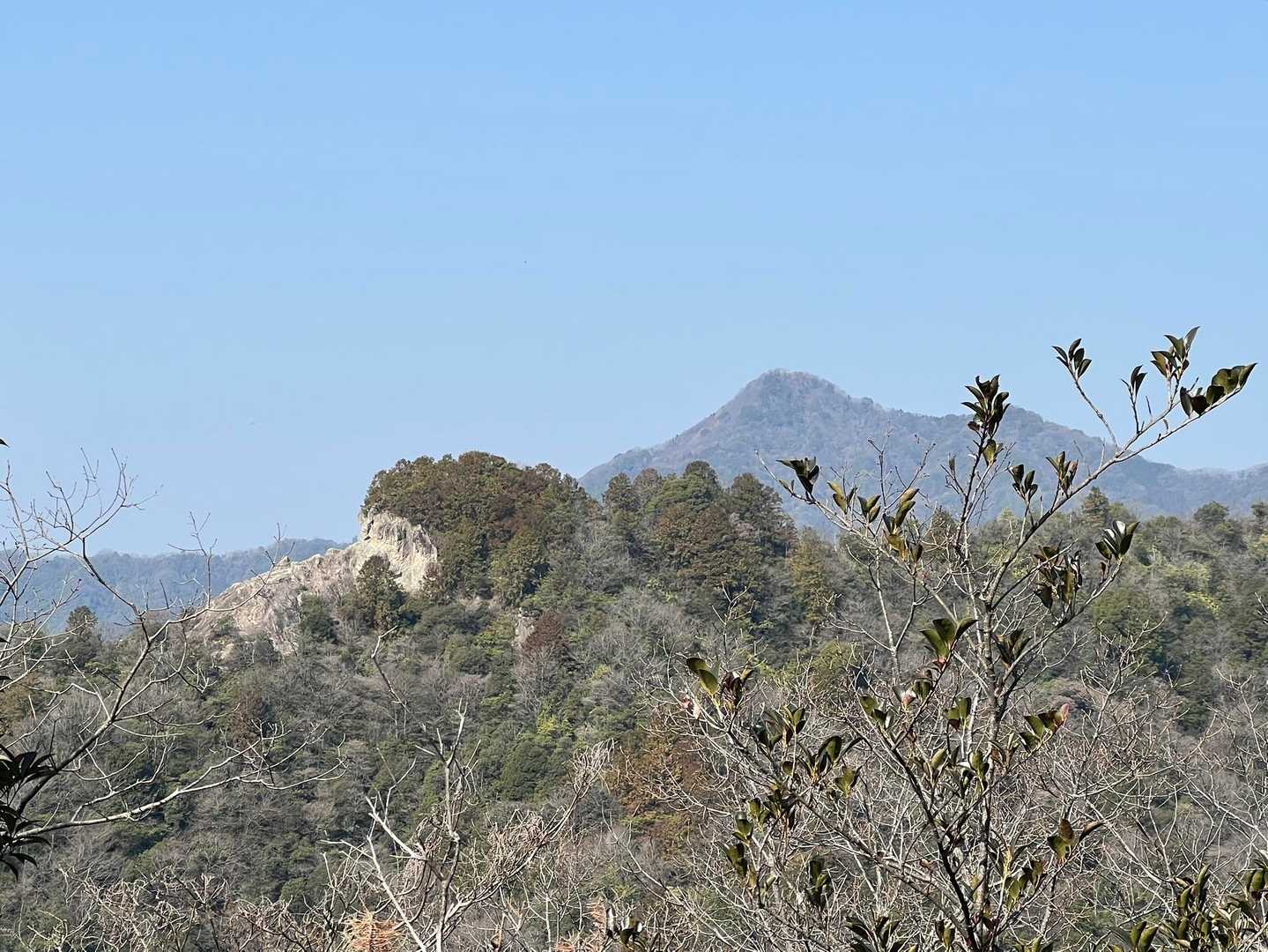 奥に明神山⛰️
手前に、ゴリラ岩🪨ゴリラが空を見てる横顔に見えませんか？