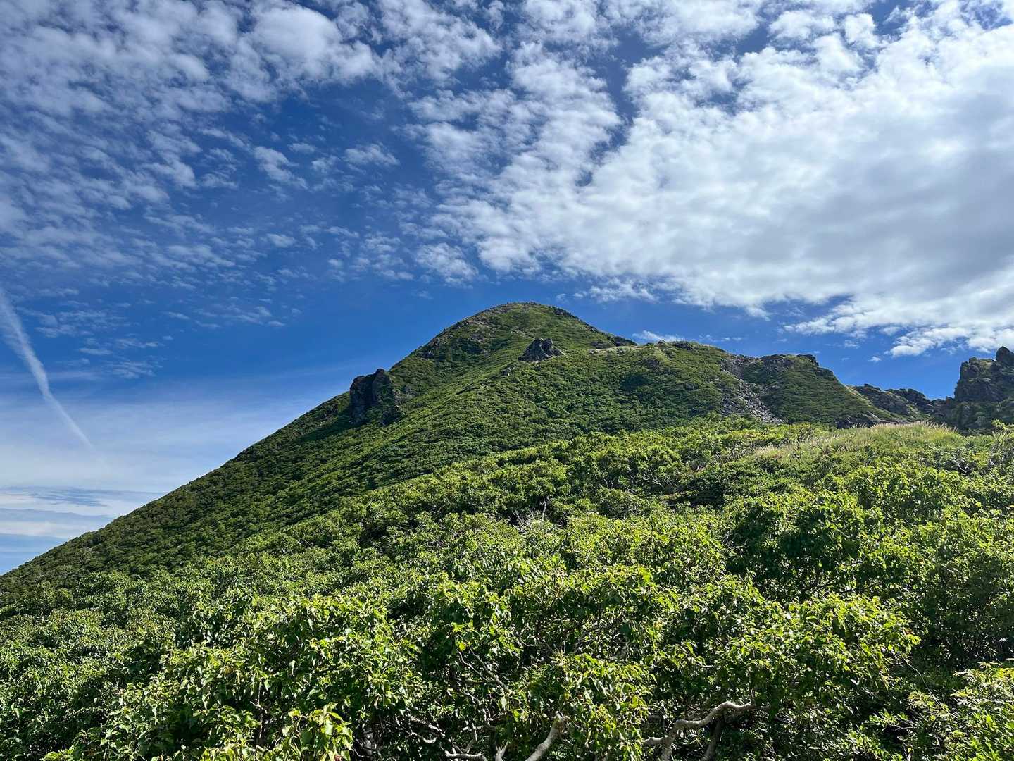 岩木山頂にうろこ雲、秋の気配