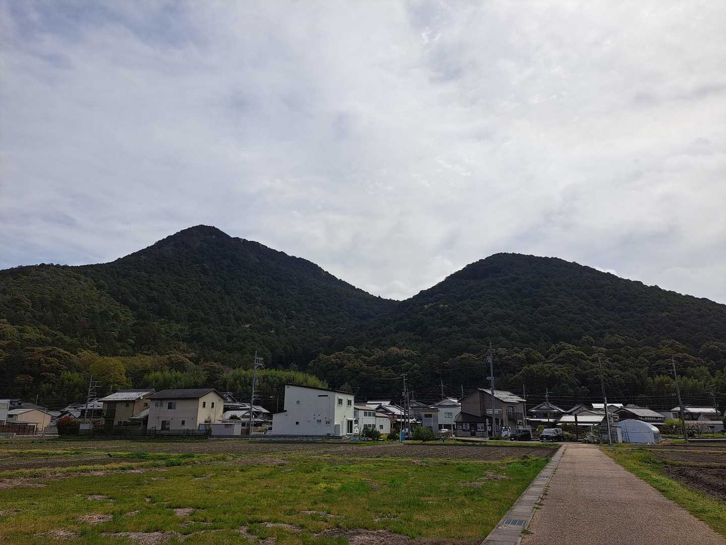 左が三上山
右が女山