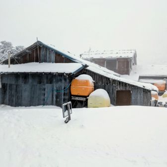 天気悪いし、どうしようかなぁ…
おでんと日本酒食べたいなぁ…。
と思ってたら、ギボシの方に行って引き返してきた方に道の状況教えて貰えました。　
ありがとうございました。
トレースはあるとのことなので、とりあえず行ってみることに。
