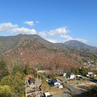車道を歩いて大月駅方面へ
右に扇山、左は百蔵山