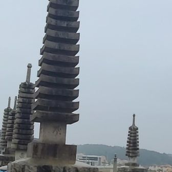 ありがた山の中腹にも
石塔がありました。
石塔のある所は立入禁止。

☝立入禁止区域を外から
撮っています☝