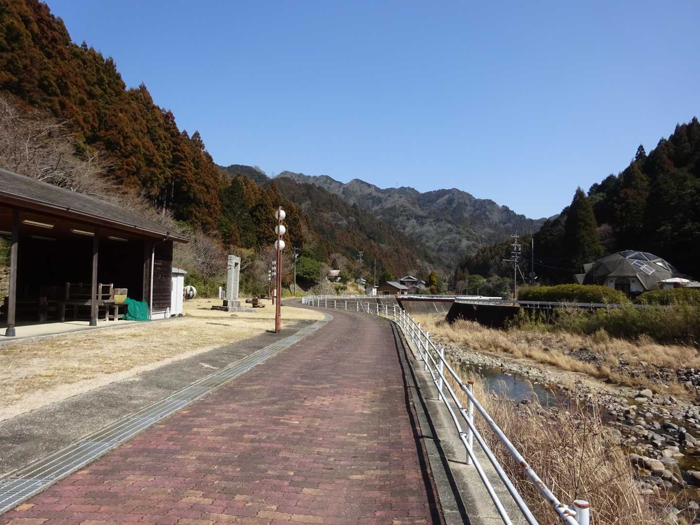 川沿いを歩いて🄿へ