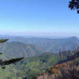 雌岳山頂から見えた唯一の景色。可愛岳の北側？