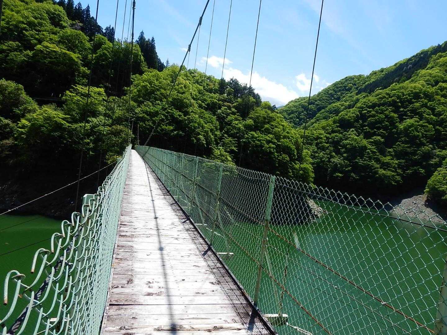 長い吊り橋。それほど揺れませんでした。