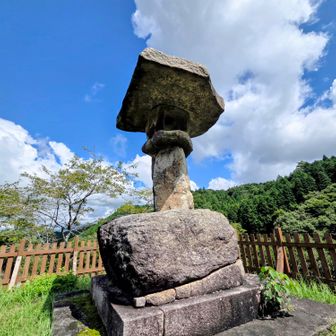 鈴鹿峠    旧東海道は国道から北へ入り一車線の道を西に向かいます。万人講常夜灯から 出発です。