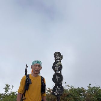 茅ヶ岳山頂　記念撮影
見た目わかりませんが、全身汗ぐっしょり💦頭に巻いた手ぬぐいを絞ったらジャバジャバ汗が流れました💦