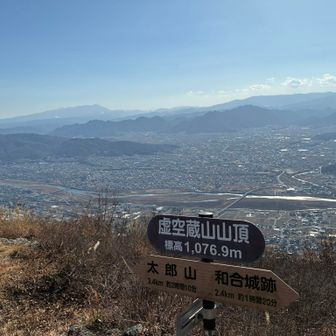 ここからも上田盆地がよく見えます。ちなみになぜ上田は「盆地」なのに佐久は「平」なのだろう（佐久盆地とも言うけど）