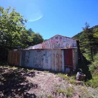 赤岳山荘前のベンチで昼休憩しながらサワタビから登山靴に履き替え。こうじさんは沢で脚を痛めて疲れていそうだけど、折角四国まで来たからピークハントに行きましょうとのこと。ここは同行者として無理せず下山を選択した方が良かったかも😅