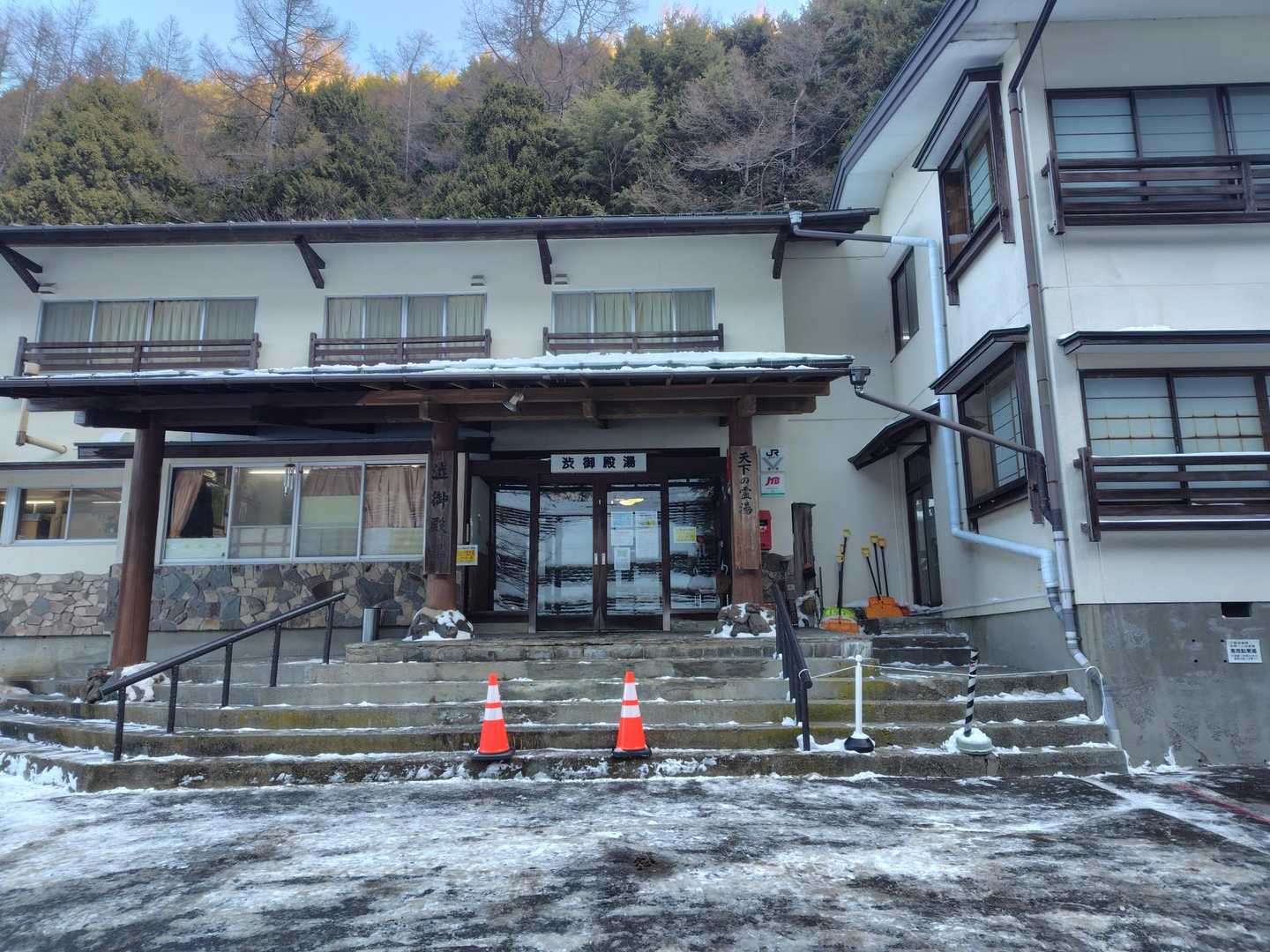 渋の湯バス停-渋ノ湯登山口-麦草峠-大石峠-中小場-縞枯山 縦走コースの写真