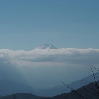 上の方だけ見える富士山