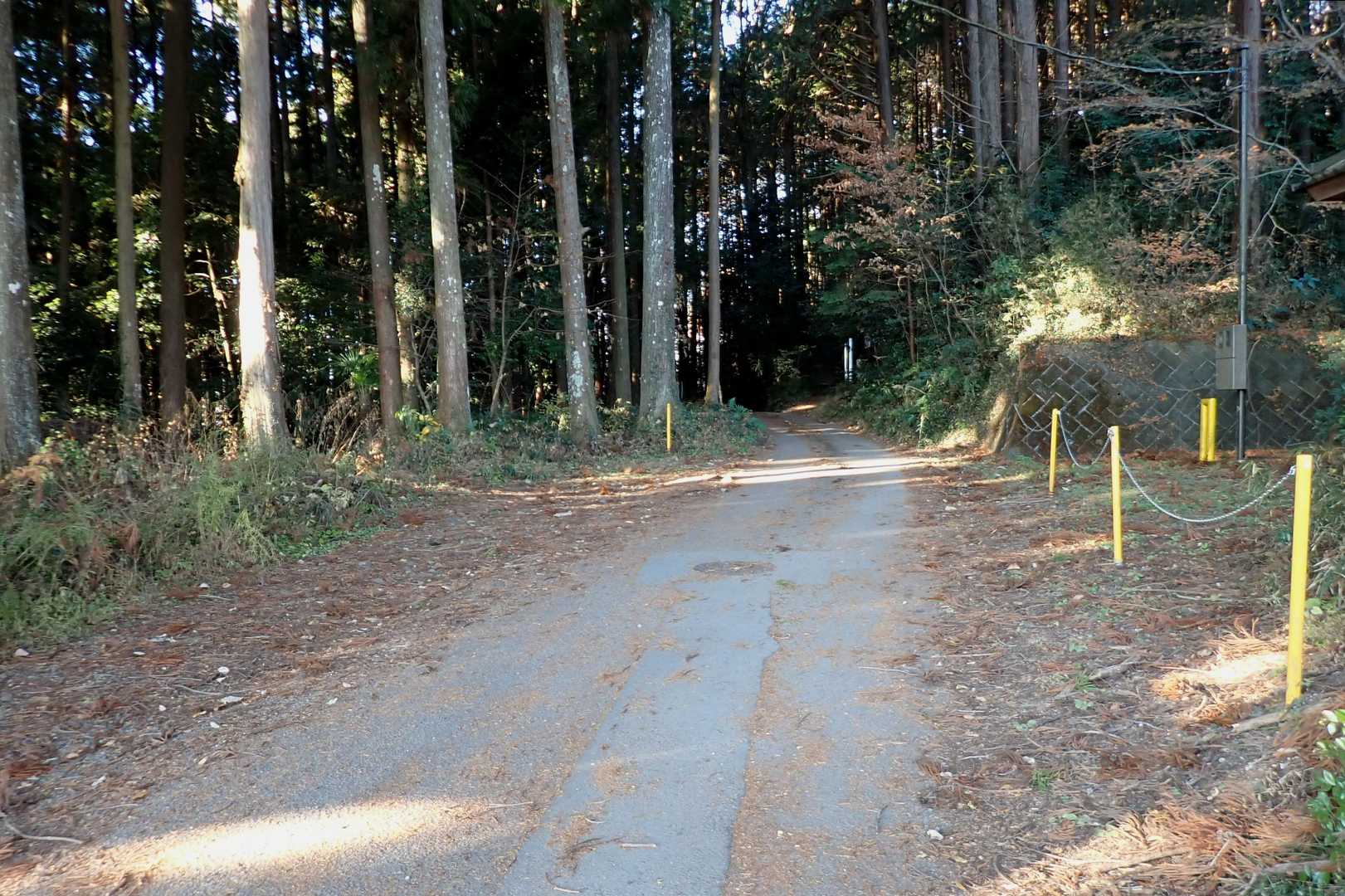 手前に駐車場スペースあるけど、
車を停めるのはダメです🖐️
(私有地貼紙有り)

遠いけど、
車で来たら富士山公園駐車場から
徒歩で来るのをお勧めします😊
