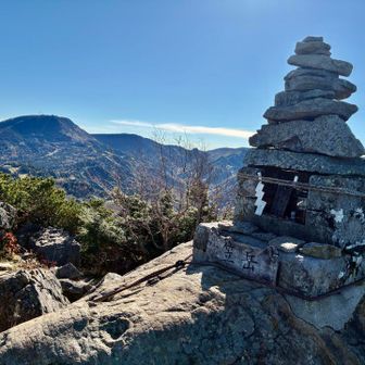 笠ヶ岳山頂　左に横手山