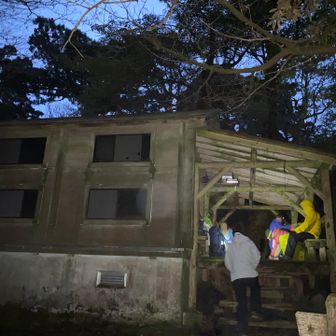 新高塚小屋に一泊、人も多く安心快適に過ごせました