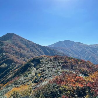 左から小朝日岳、大朝日岳