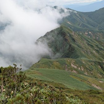 振り返れば歩いて来た稜線伝いの登山道