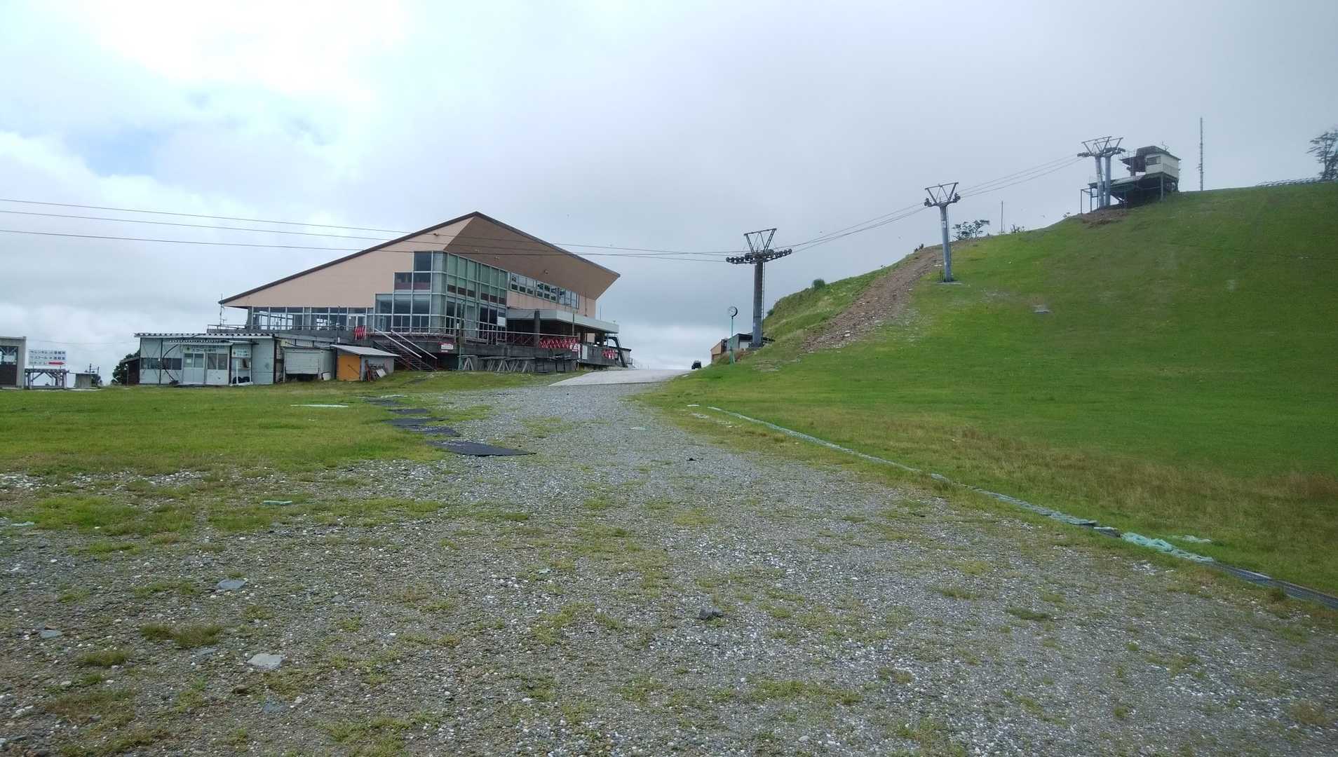 やっと上れた🙍リフト乗り場まで…💦💦(途中、側溝に…はまった😭)
スキー⛷️開きまでに…壊れてた所、直してね！！(前から、壊れてたの😡😠)