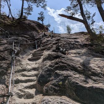 弥三郎岳の登山口。観光客スタイルの人がほとんど。昇仙峡の方からロープウェイで来るんだね。