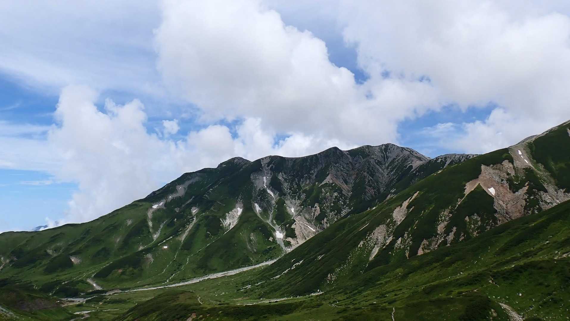 登山口近くまで来ると夏空になり夏の立山を見られました。
天気を心配しましたが、こんな素晴らしい景色が見られて、本当によかった☺