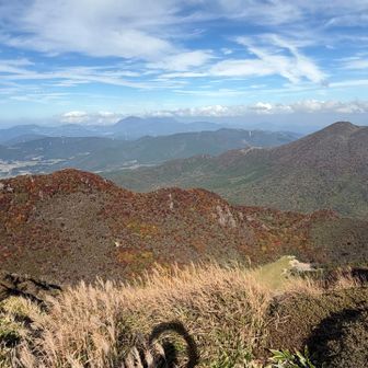 向こうの平治岳も山肌は紅い