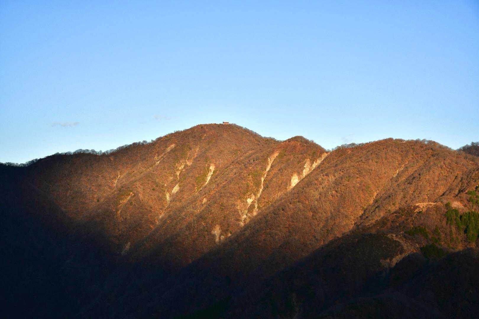 塔ノ岳を朝日が照らす🌅
モルゲンロート的に浮かび上がった瞬間。