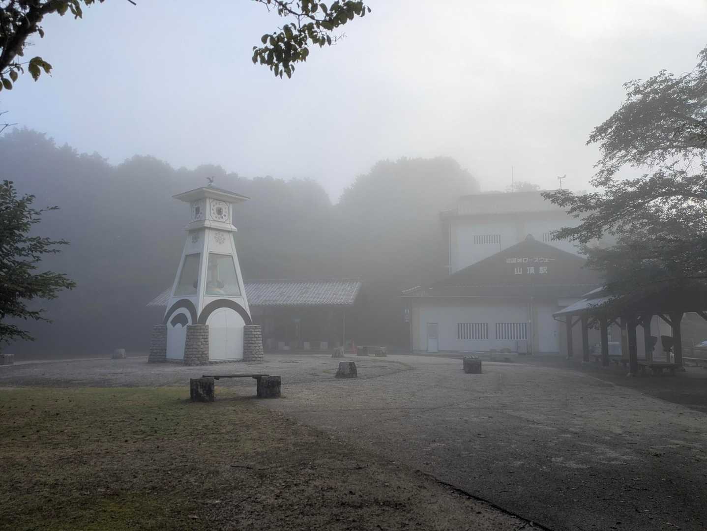 今日も登りでは見れず

山頂はモヤモヤ