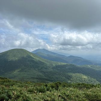 奥の羊蹄山は雲に隠れて薄っすら☁️
左からチセ→アンヌプリ✨
