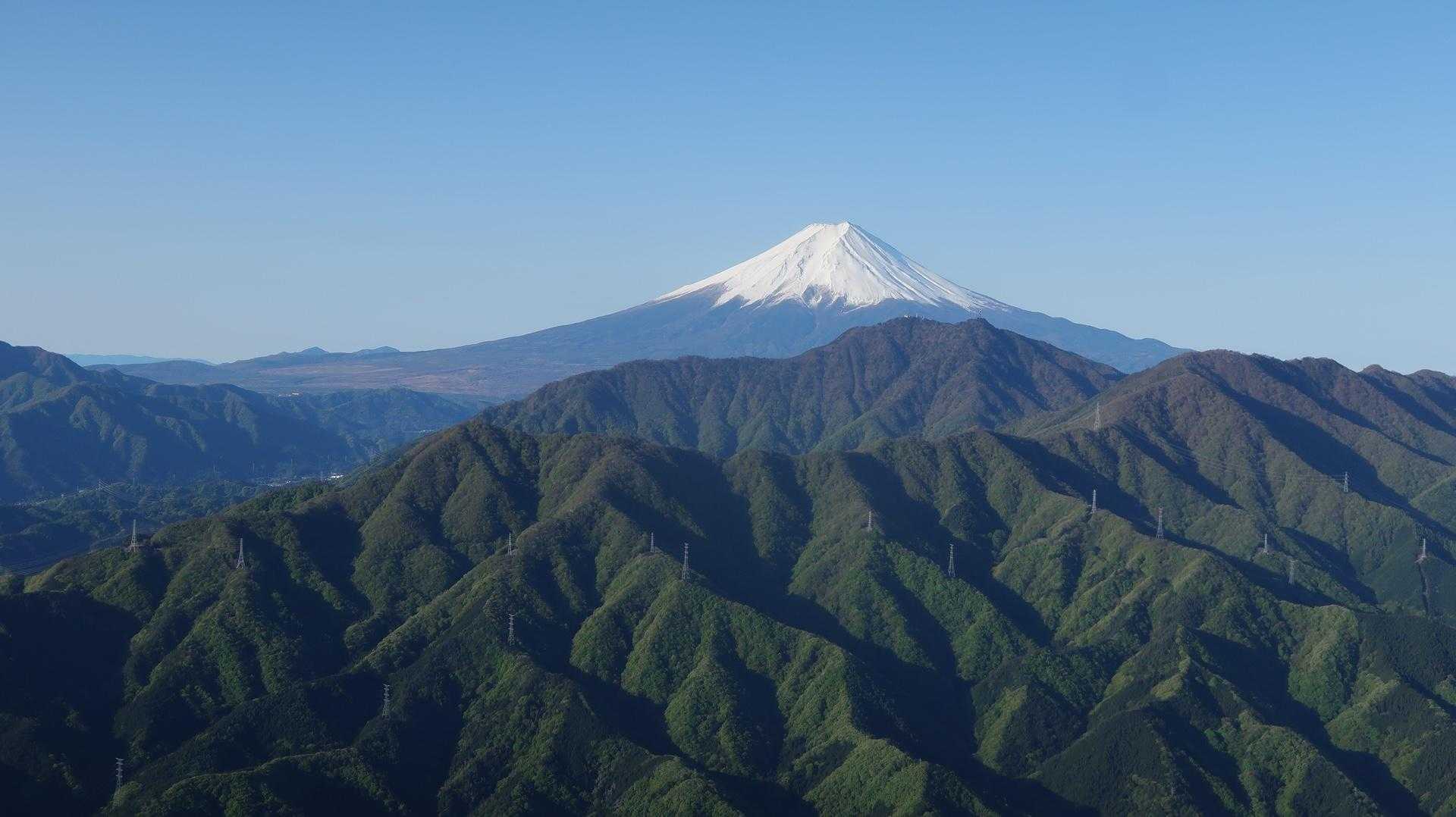 本社ヶ丸と三ツ峠迄の山並み模様が素敵😀