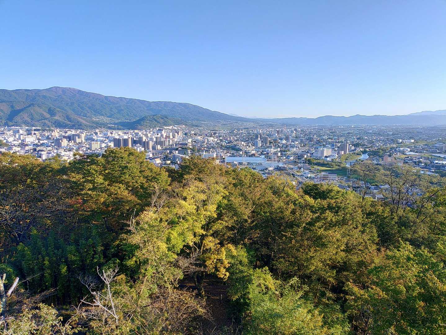 城山公園の展望台に寄り道しました
左のピークは鉢伏山です